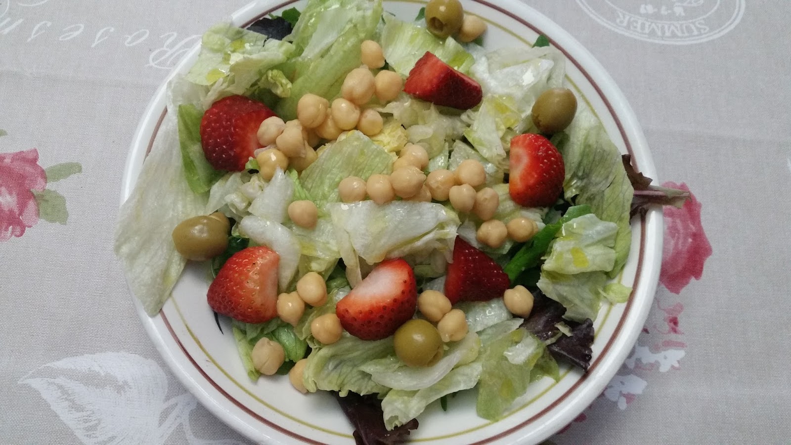 CAN JOAN I SARA ENSALADA CON GARBANZOS Y FRESAS