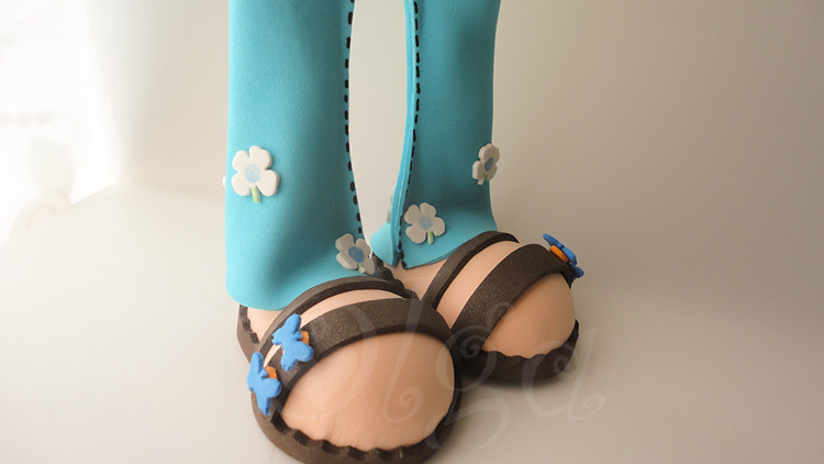 fofucha hippie con pantalon acampanado pelo corto y collar.flores y mariposas de goma eva