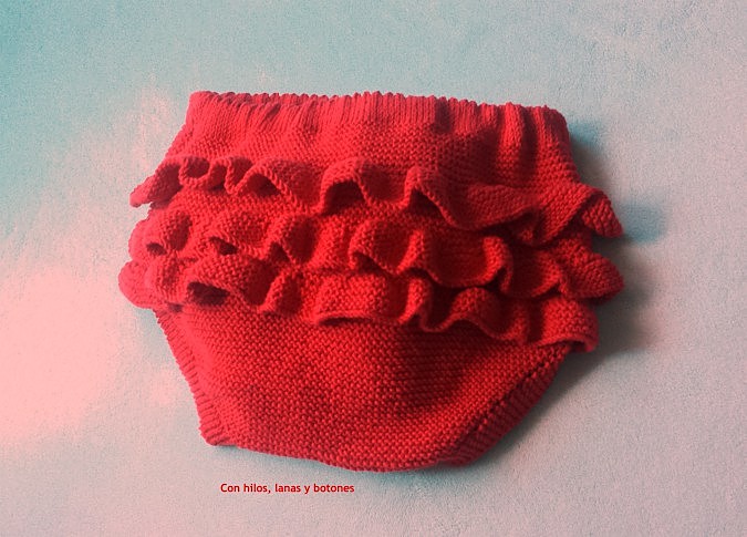 Con hilos, lanas y botones: Braguita de punto con volantes en el culete (patrón gratis)
