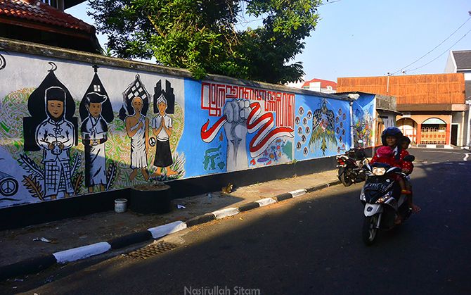 Berbagai mural menghiasi dinding di Kampung Beji