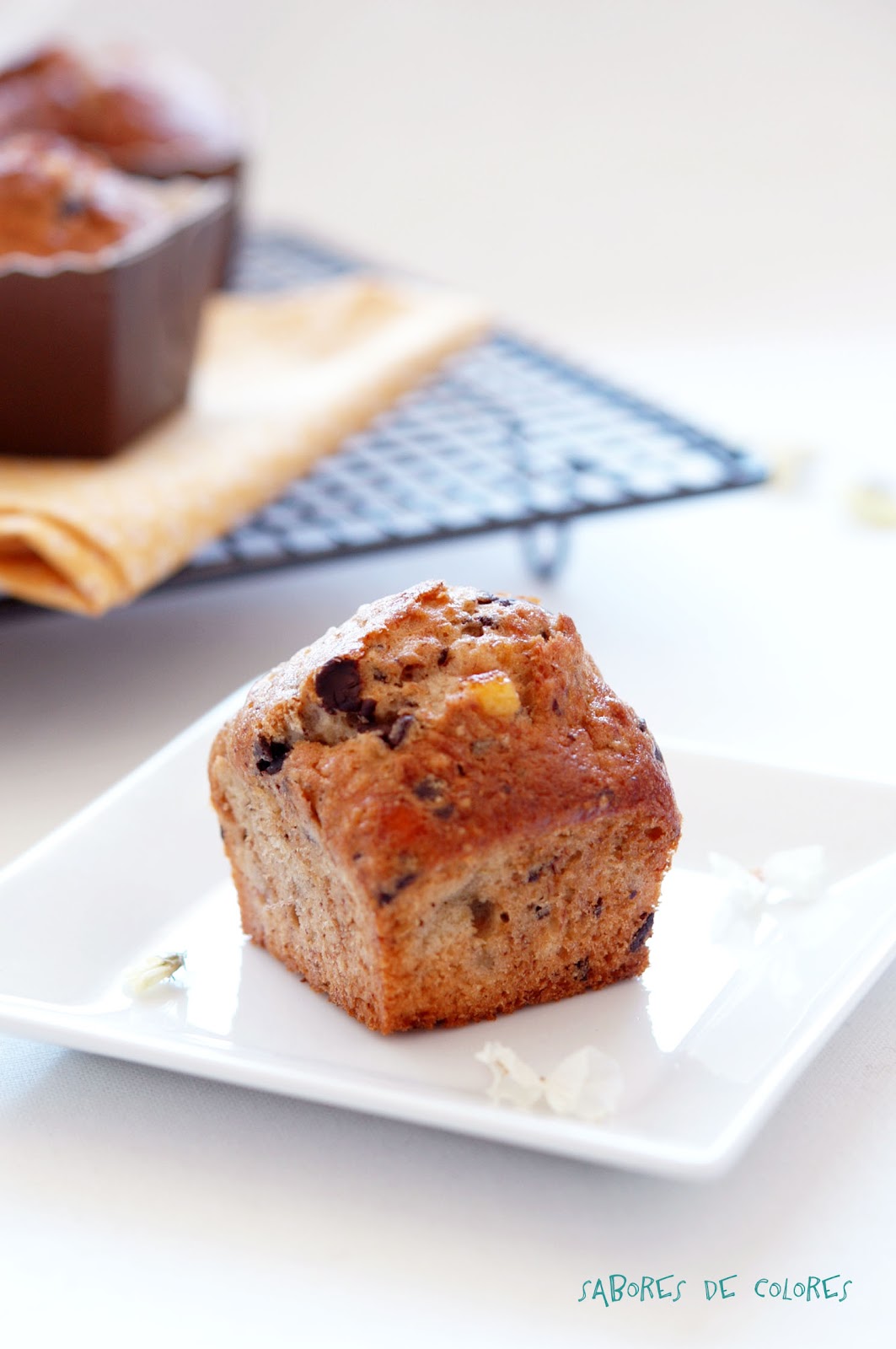 Mini pan de plátano con chocolate, nueces y naranja confitada
