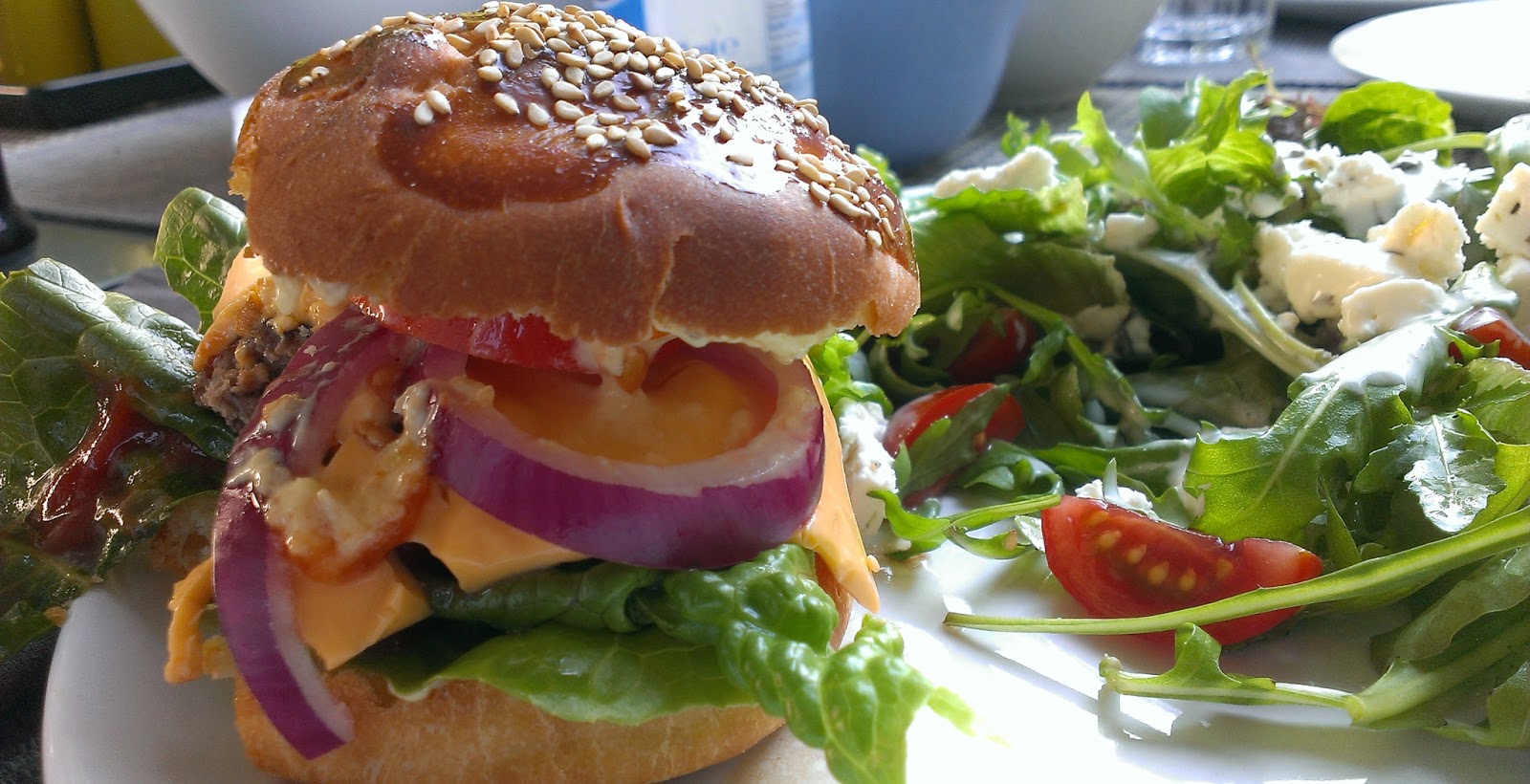 Käthes Küche: Homemade Hamburger mit Honey-Mustard Salat