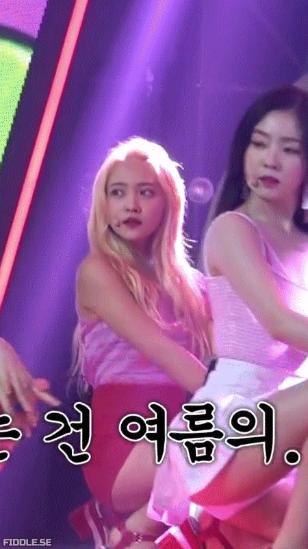 무릎 앉아 대기중인 아이린 . GIF