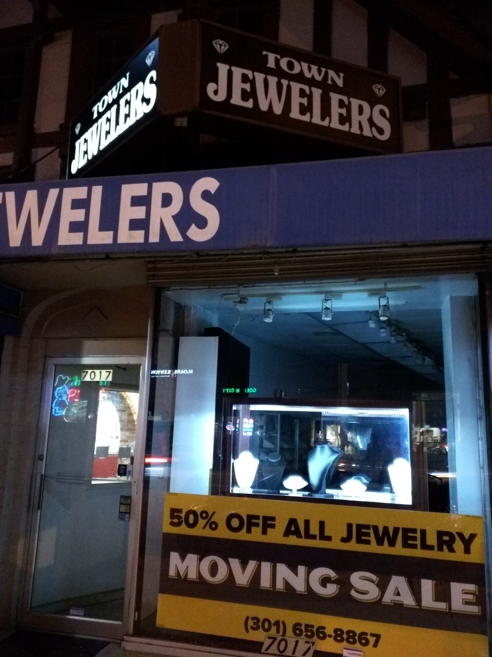 Robert Dyer Bethesda Row Town Jewelers holding moving sale in Bethesda