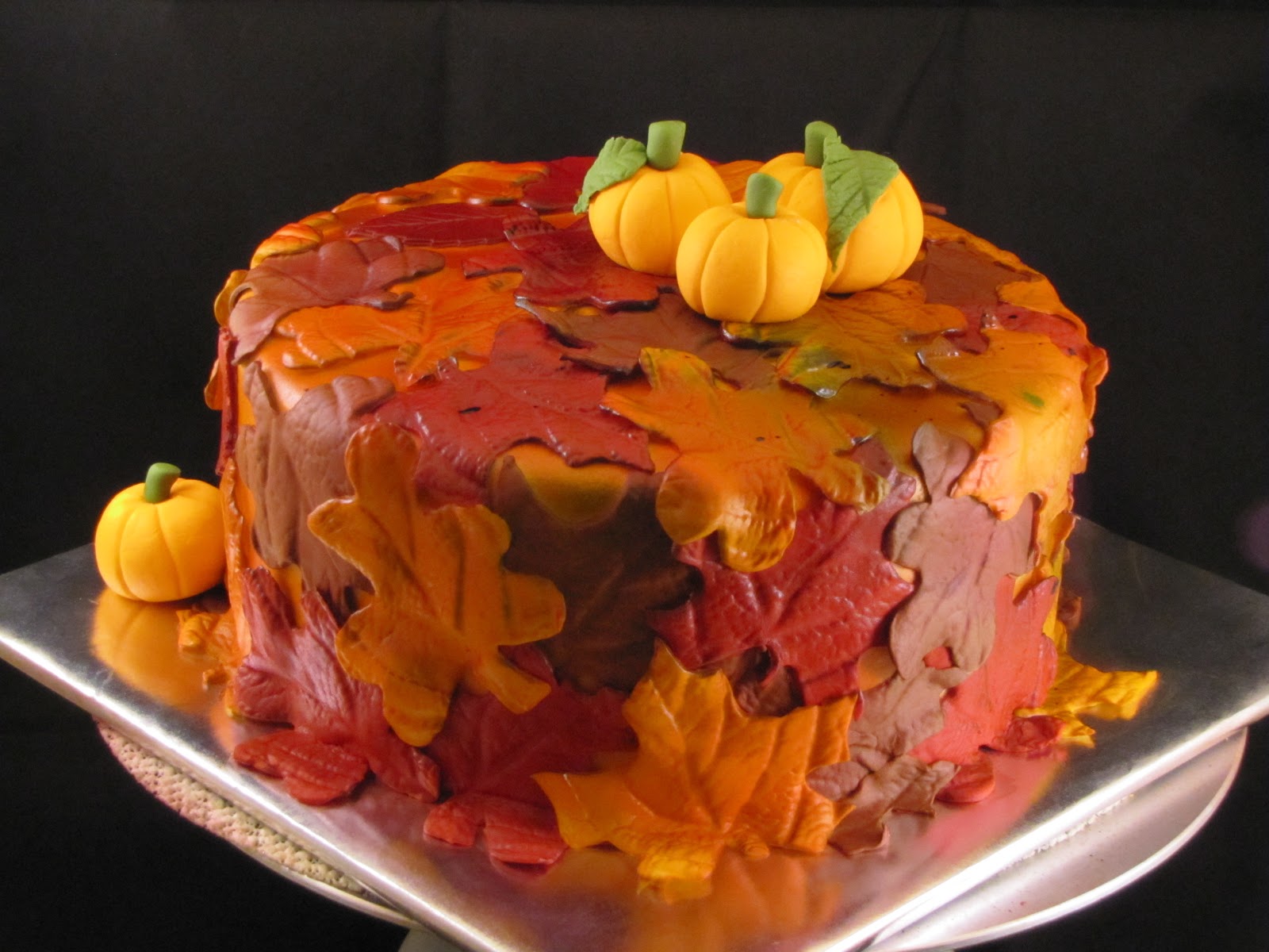 tj-happy-cakes-fall-leaves-and-pumpkins