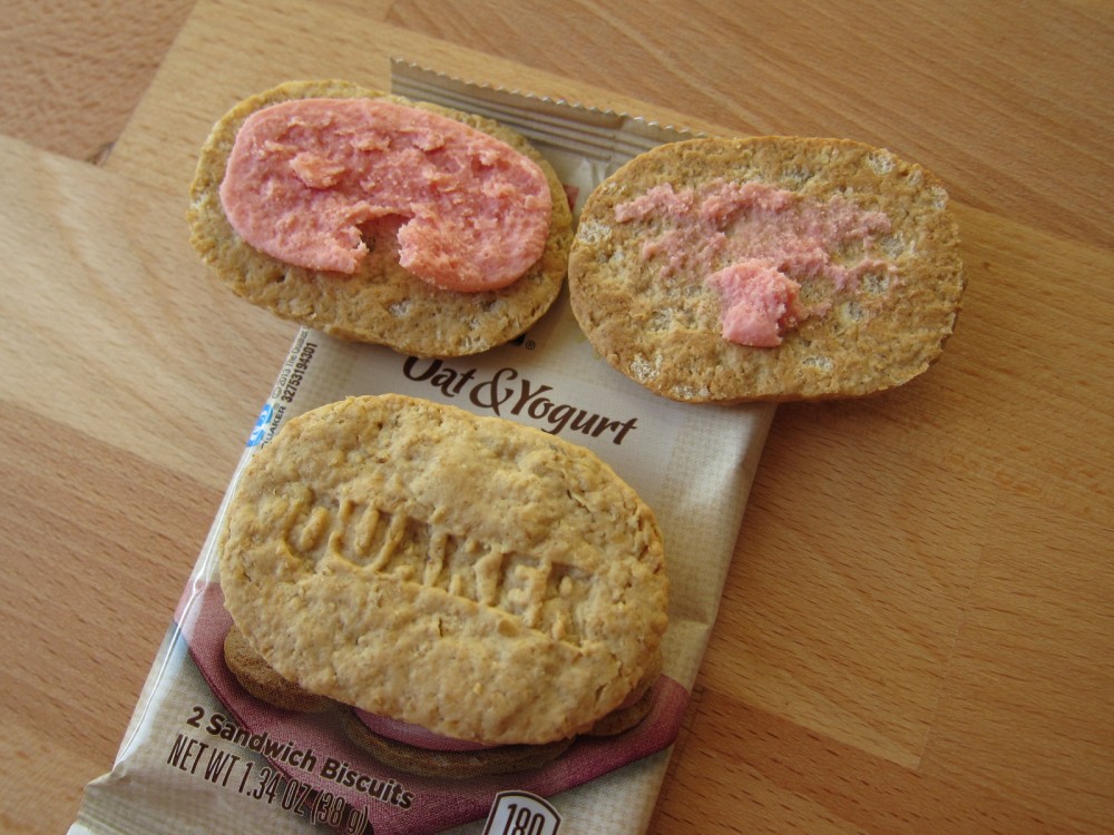 Review Quaker Strawberry Oat & Yogurt Sandwich Biscuits