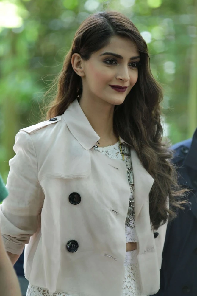 Sonam Kapoor shows curves in a lace pencil skirt at the Burberry Men's Fashion Show