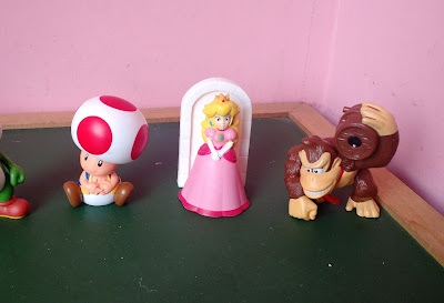 Bonecos da coleção super Mario Nintendo, coleção Mcdonadl's , primeira série: Yoshi, Toad, Princesa Peach e Donk Kong  R$ 10,00 cada