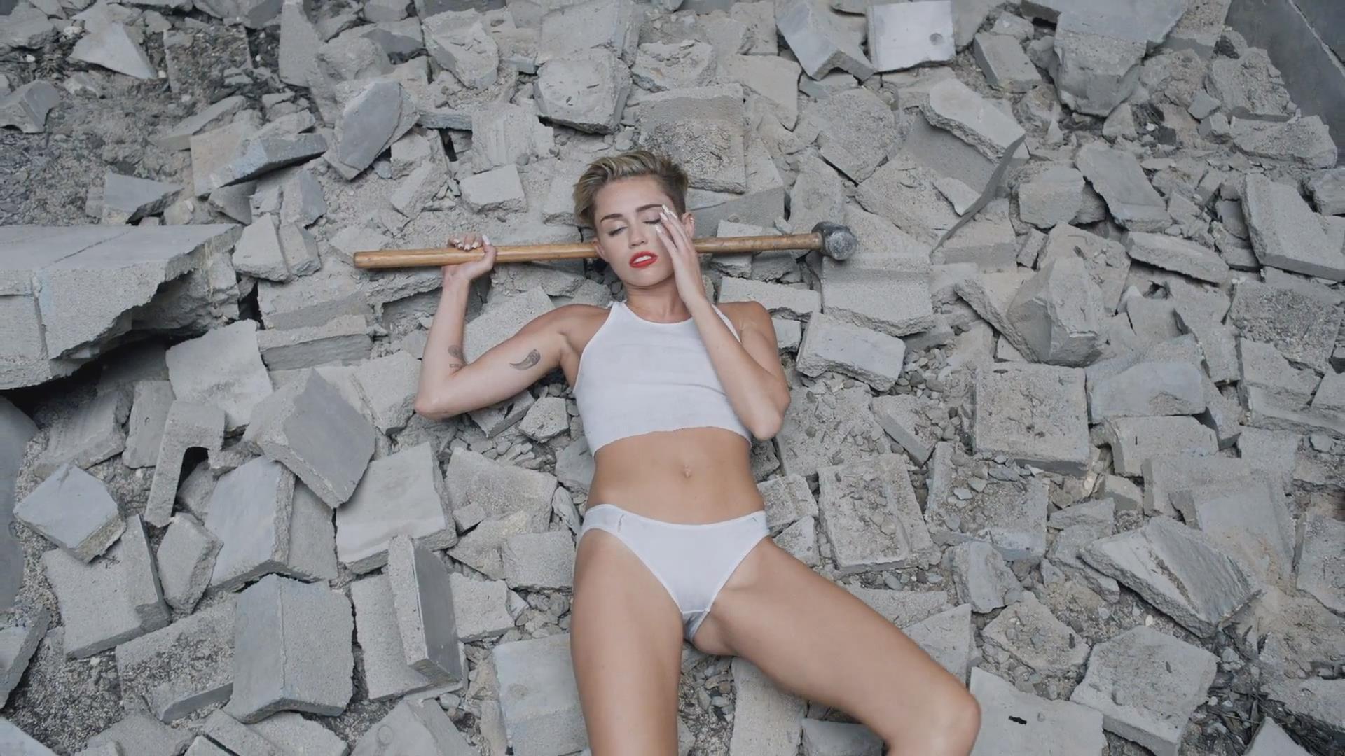 Miley Cyrus aparece nua em clipe de 'Wrecking ball'