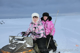 Девчата на заборе проб воды. Остров Вайгач. Ненецкий автономный округ. Природа НАО.