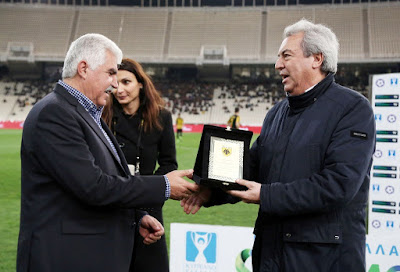 Η ΠΑΕ ΑΕΚ βράβευσε τον προπονητή του Πλατανιά για τα 500 παιχνίδια σε πάγκους ομάδων Α' Εθνικής