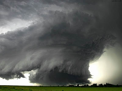 فيديو مذهل لإعصار ضرب ولاية تكساس و يلقي بالعربات في الهواء