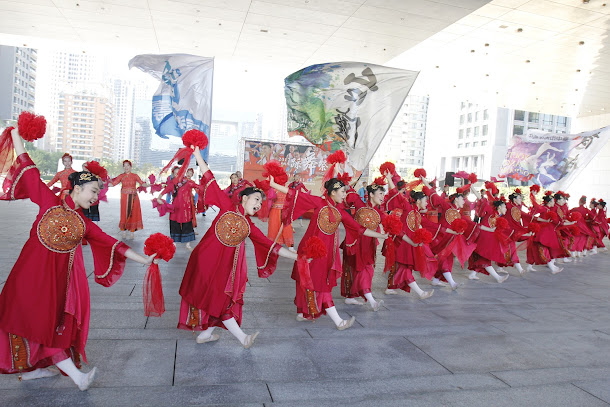 為期3天的2017台中國際踩舞祭，不只有台中市府廣場的踩舞活動，還在台灣大道市府廣場，有定點舞台表演、特色文創市集及美食攤位等，17日晚間18時由賽前夜祭，隆重開場，共有18隊，日本及台灣舞團，輪番上陣尬舞，18、19日也有踩舞還在大街展演踩街熱舞。