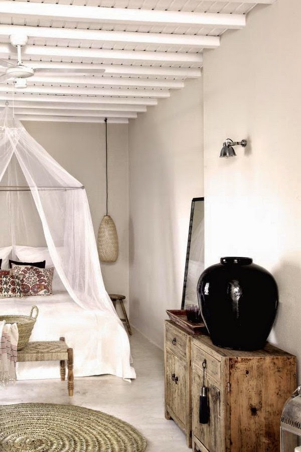 Airy canopy bed design