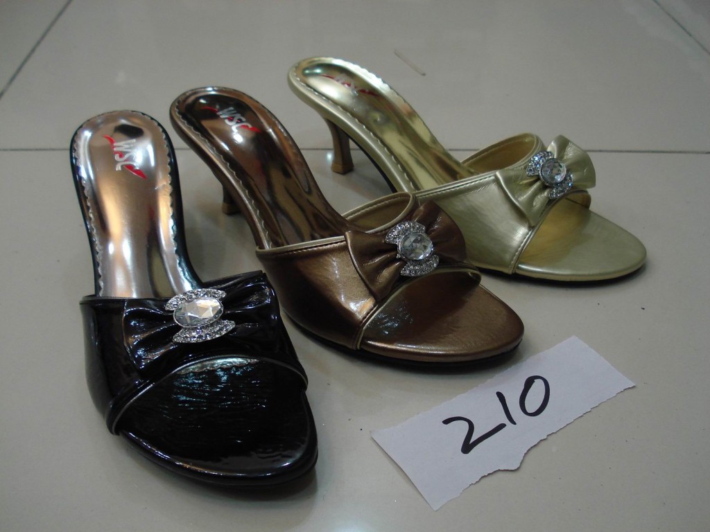 Pakistani New Shoes Designs 2013 For Women By Waheed Shoes Company