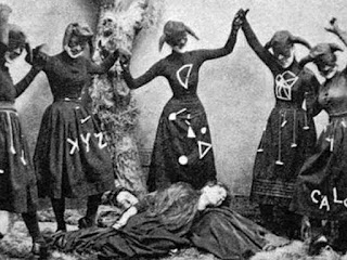 Imagen antigua de terror de personas realizando un ritual