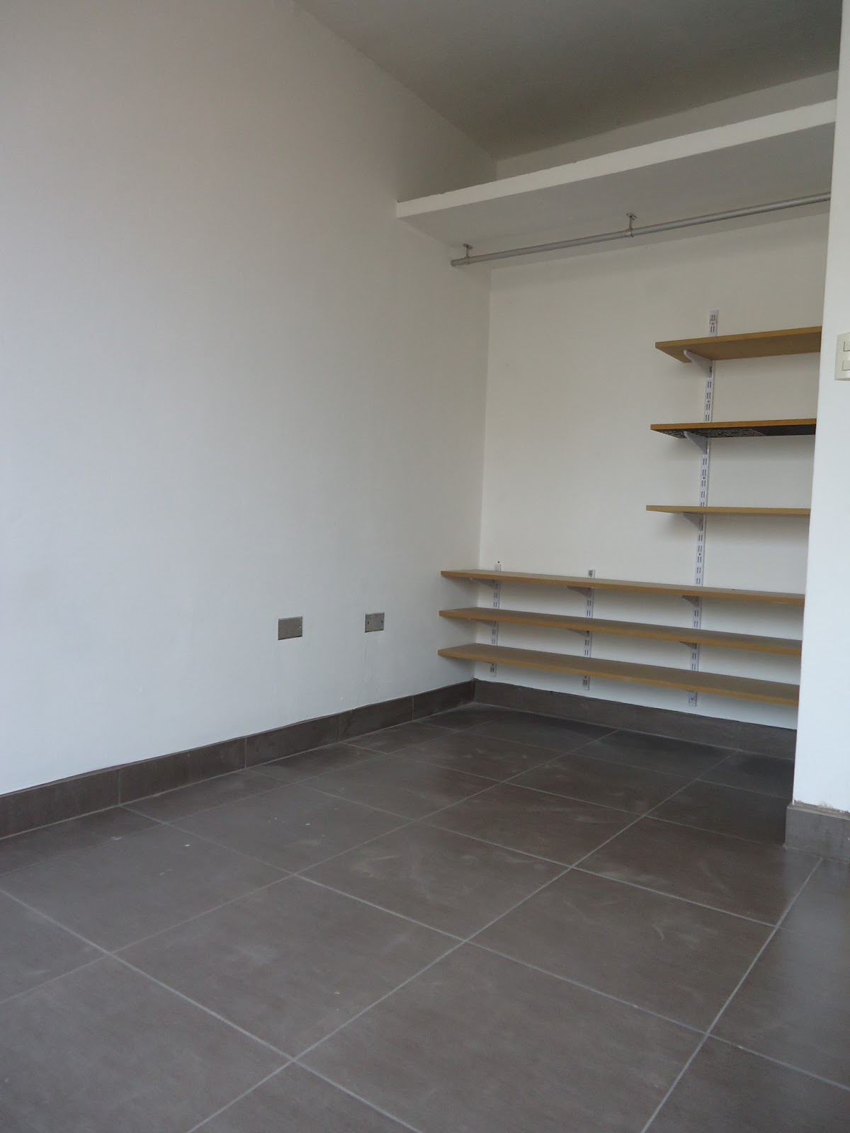 Obra en Proceso: Mayolica en Pisos y Paredes Blancas