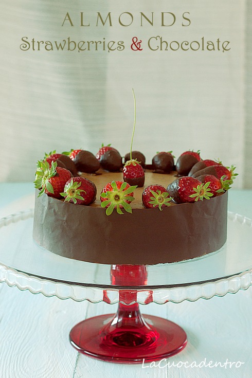 torta alle mandorle, fragole e cioccolato