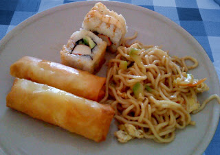 Rollos de marisco, California uramaki y tallarines fritos de la casa