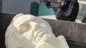 Ουκρανία: Ιστορική αγνωμοσύνη με βεβήλωση μνημείου (βίντεο)