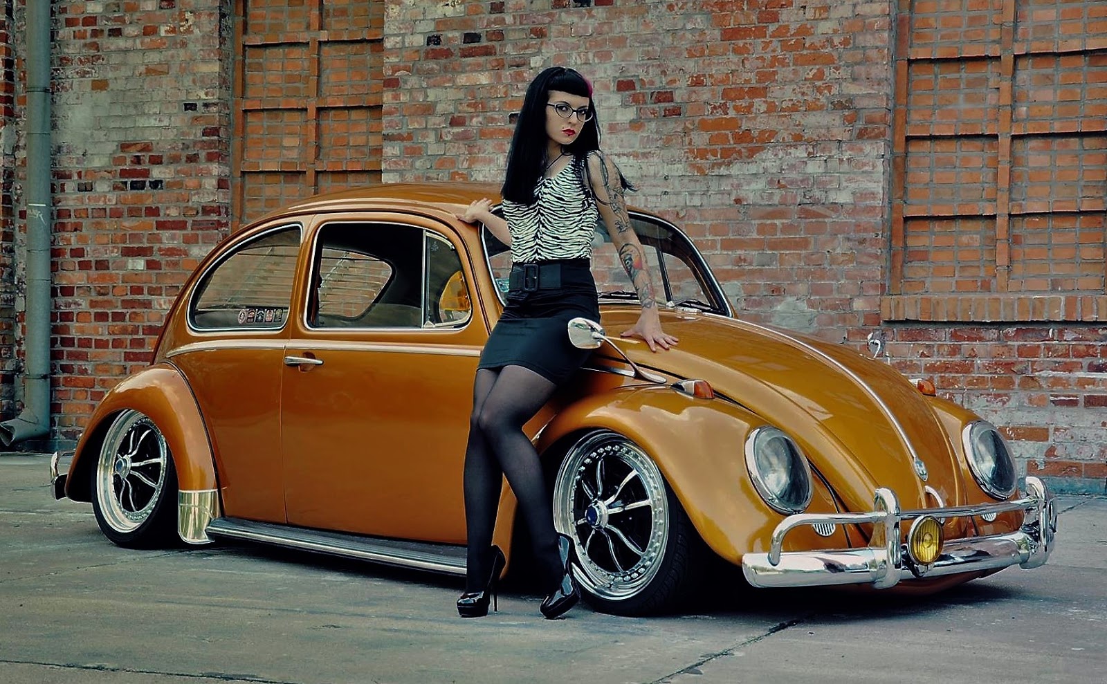 VOLKSWAGEN MAGGIOMODELLI BEETLE VOLKSWAGEN & SEXY GIRL