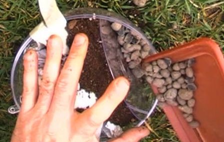 pengisian bola plastik dengan tanah
