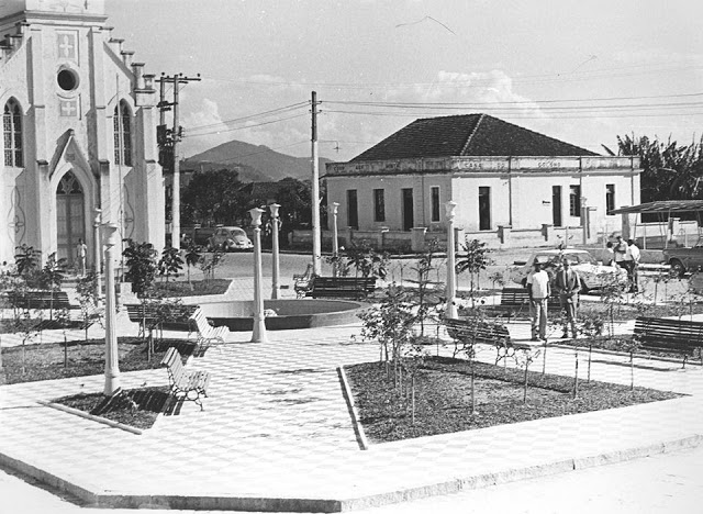 Jardim em frente a antiga igreja onde pode-se observar o Lito Seára e o jardineiro que cuidava das roseiras que eram suas flores prediletas. O jardim tem o nome de sua esposa D. Maria Barbi Seára.
