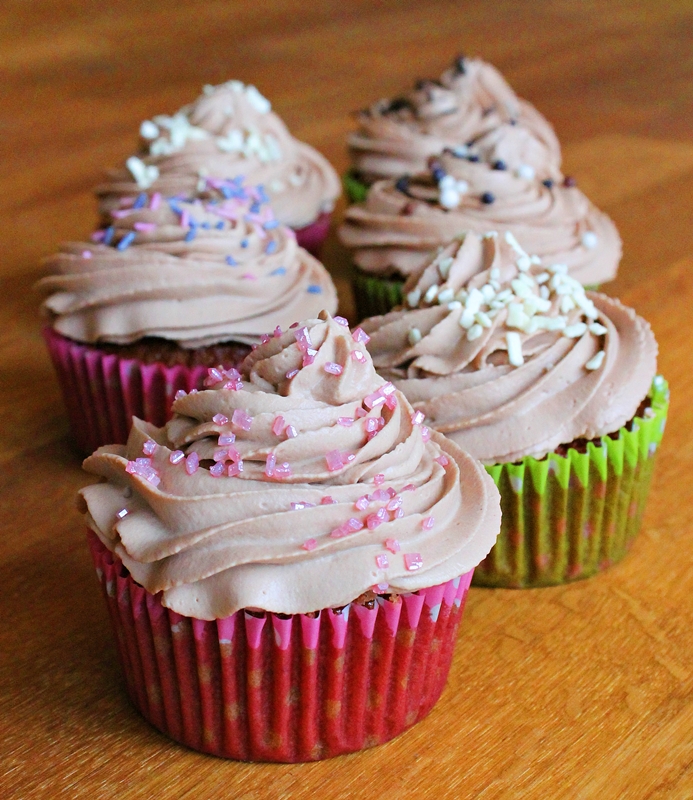wunderbare Fantasie: Schoko-Cupcakes mit Vanille-Füllung
