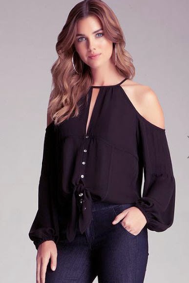 imagen de blusa ajustada de color negro con escote en la espalda y mangas largas