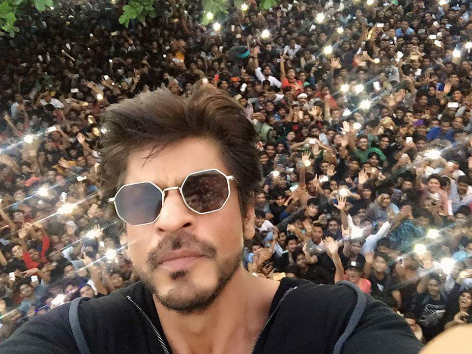 SRK Congratulates His 300 Fans As They Set A World Record By Doing His  Signature Pose Outside Mannat
