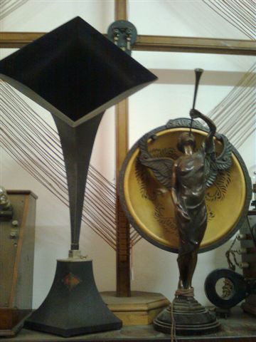 Altoparlante a spillo in bronzo "Vittoria Alata" - 1928 - Più diffusore a tromba quadra (particolare), per radiodiffusione, anni '20