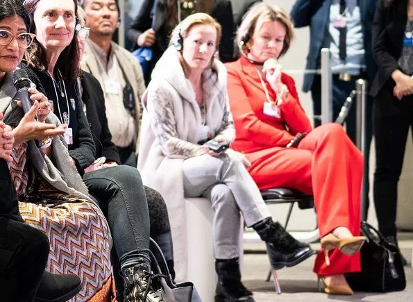 Queen Maxima wore a silk blouse by Natan and Natan skirt, a new coat by Oscar de la Renta. Queen Mathilde wore a red jacket by Natan