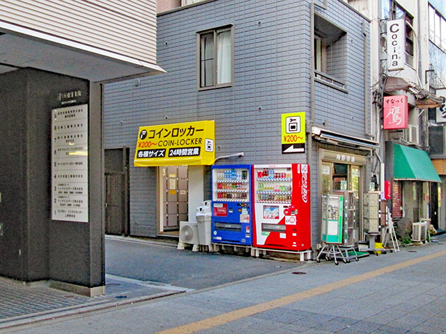 上野昭和通沿いのビル側面のコインロッカールーム 街中フジコインロッカー設置情報
