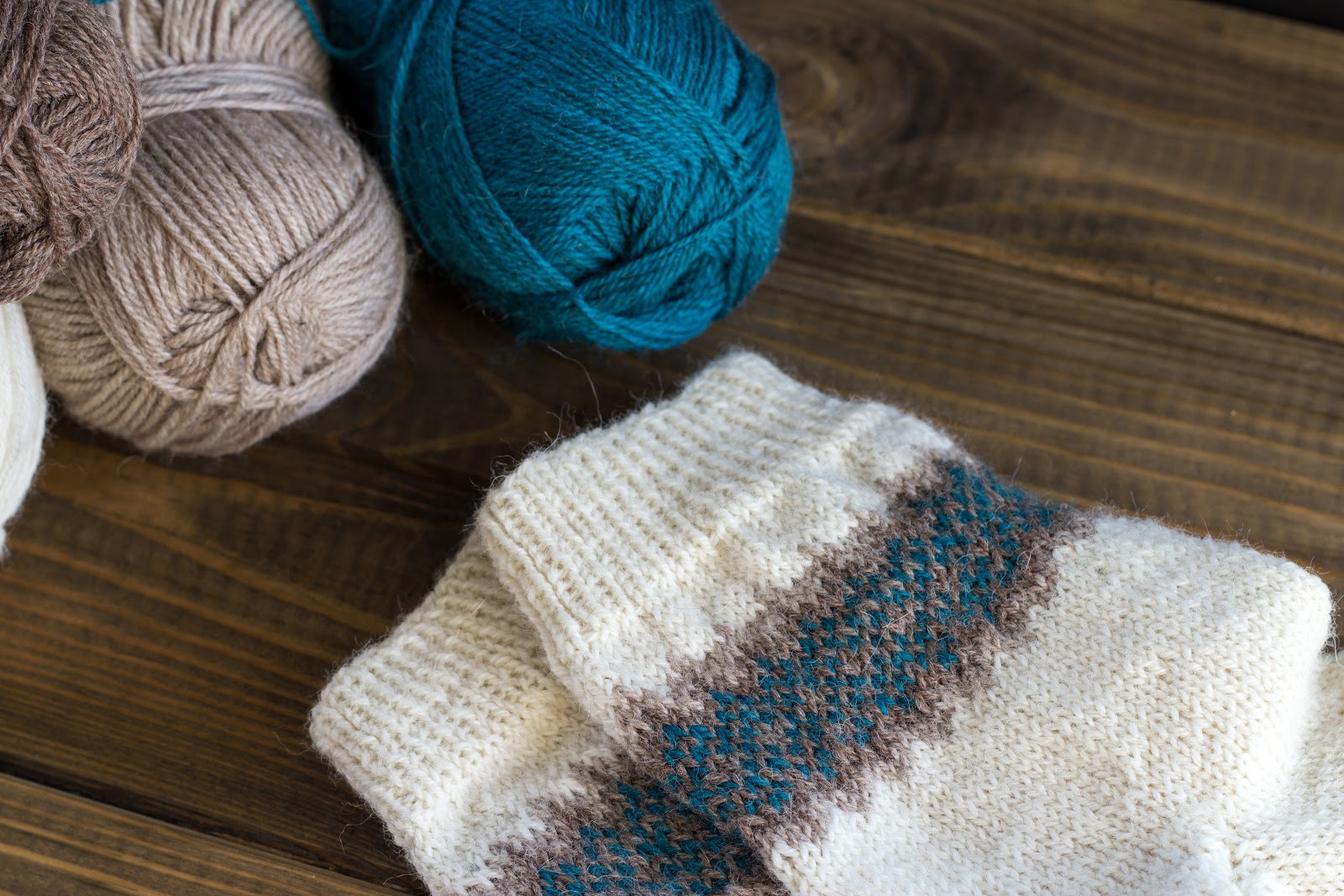 Kostenlose Anleitung für ein Paar gestrickter Socken mit Bumerang Ferse und Jacquard Muster