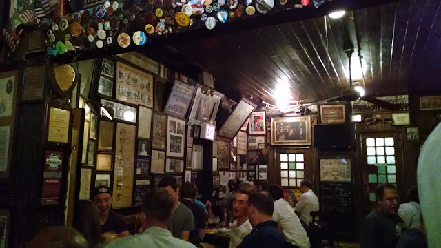 Самый старый ирландский паб Нью-Йорка - McSorley's Old Ale House.