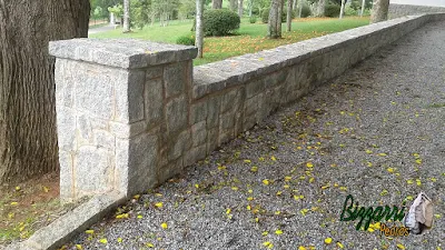 Piso externo em entrada da sede da fazenda em Atibaia-SP. Piso de pedra com pedrisco cinza com as muretas de pedra com pedra folhetinha de paralelepípedo rachado.