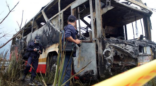 Inilah Foto Bus Pariwisata Terbakar, 26 Turis Tewas Terpanggang Inilah Foto Bus Pariwisata Terbakar, 26 Turis Tewas Terpanggang