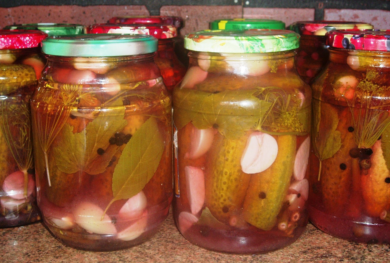 Огурцы, маринованные в соке красной смородины