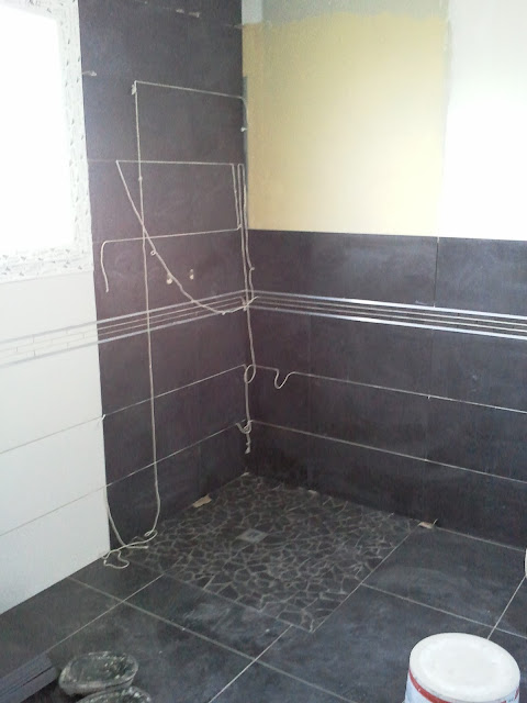 salle de bain, design, moderne, gris, noir , blanc black, white, anthracite, siphon, syphon , visible, laiton chromé, colonne, plan de toilette, douche italienne, aluminium, metal, caisson monté usine, vasque poser, bicolore, gris et blanc, gres cerame, carrelage 60x60cm, rectangulaire 30x60cm salle de bain, design, moderne, gris, noir , blanc black, white, anthracite, siphon, syphon , visible, laiton chromé, colonne, plan de toilette, douche italienne, aluminium, metal, caisson monté usine, vasque poser, bicolore, gris et blanc, gres cerame, carrelage 60x60cm, rectangulaire 30x60cm