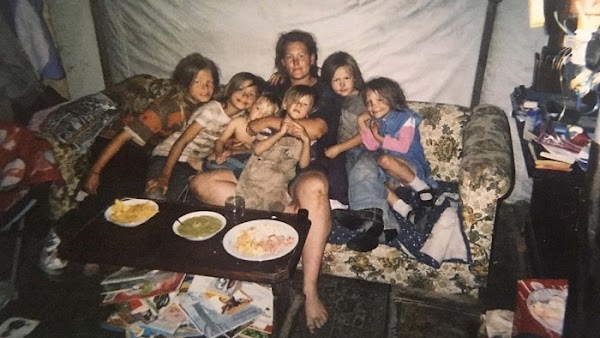 Estadounidense secuestró a una mujer, se la llevó a Oaxaca y tuvo 9 hijos con ella Estadounidense secuestró a una mujer, se la llevó a Oaxaca y tuvo 9 hijos con ella