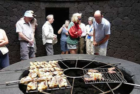 مطعم يقدم مأكولات مشوية على فوهة بركان!