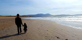 Isä ja tytär, hiekkaranta, käsikädessä, vuoret, hiekkaranta irlannissa, Banna beach