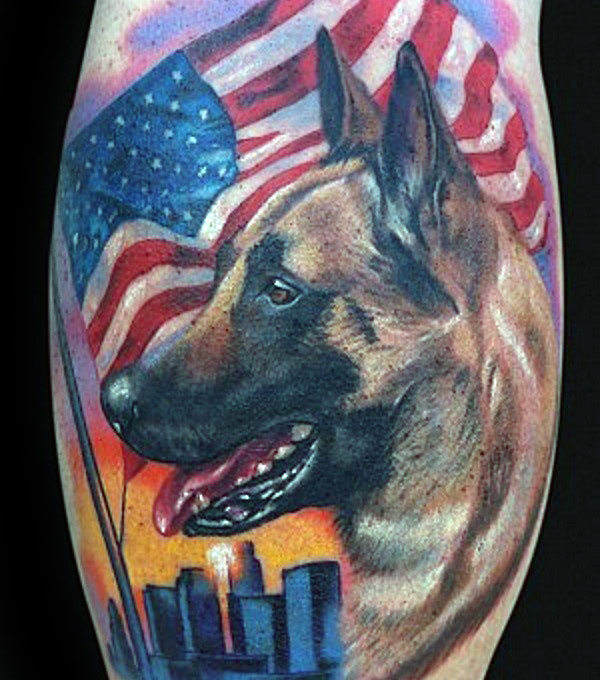 Foto de un tatuaje de perro pastor alemán