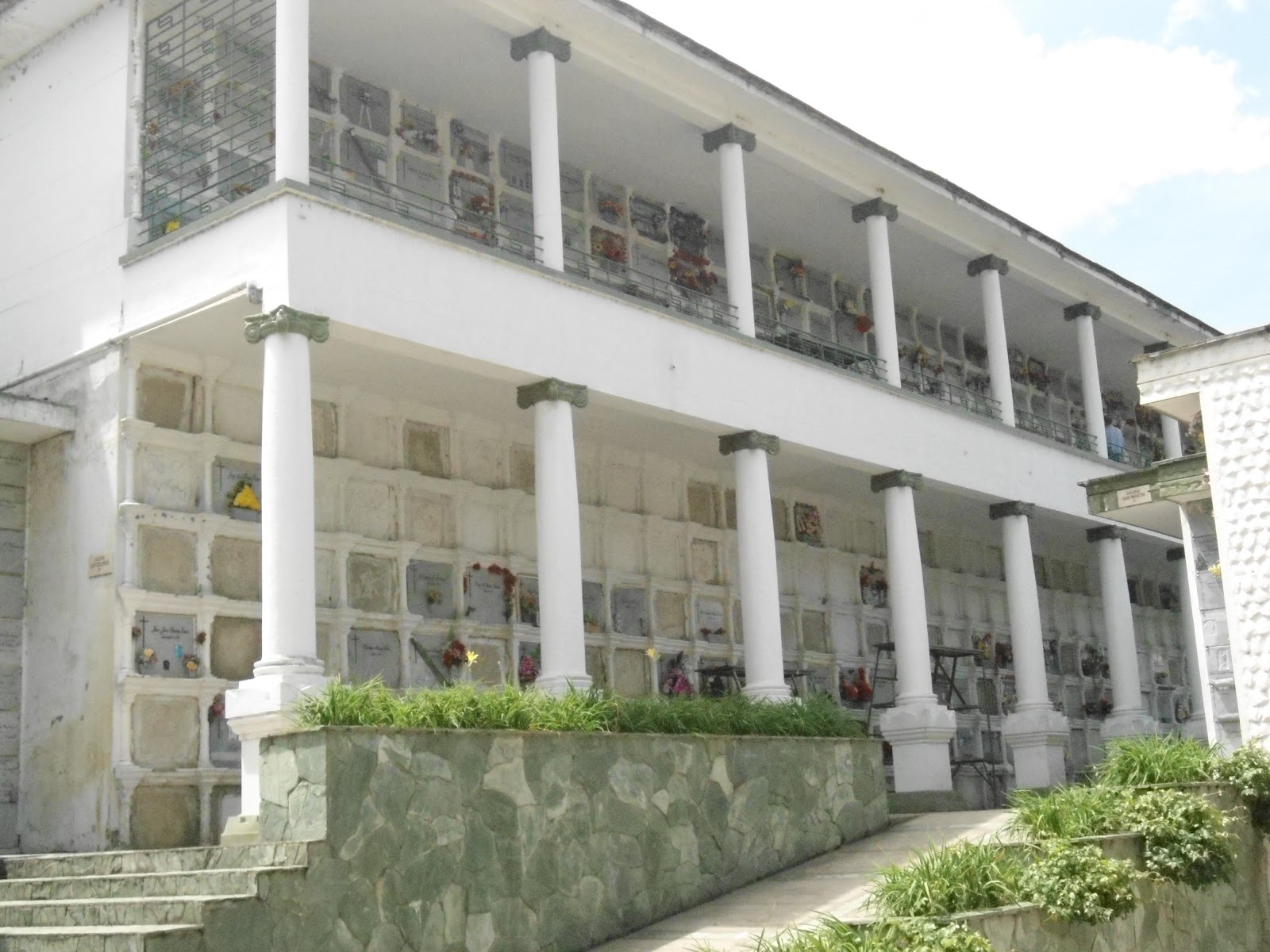 Mas allá de las tumbas. ( Cementerio San Pedro y Campos de paz