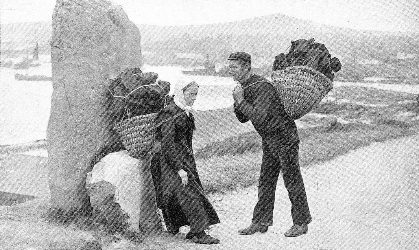 Tour Scotland Old Photograph Crofters Carrying Baskets Of Peat