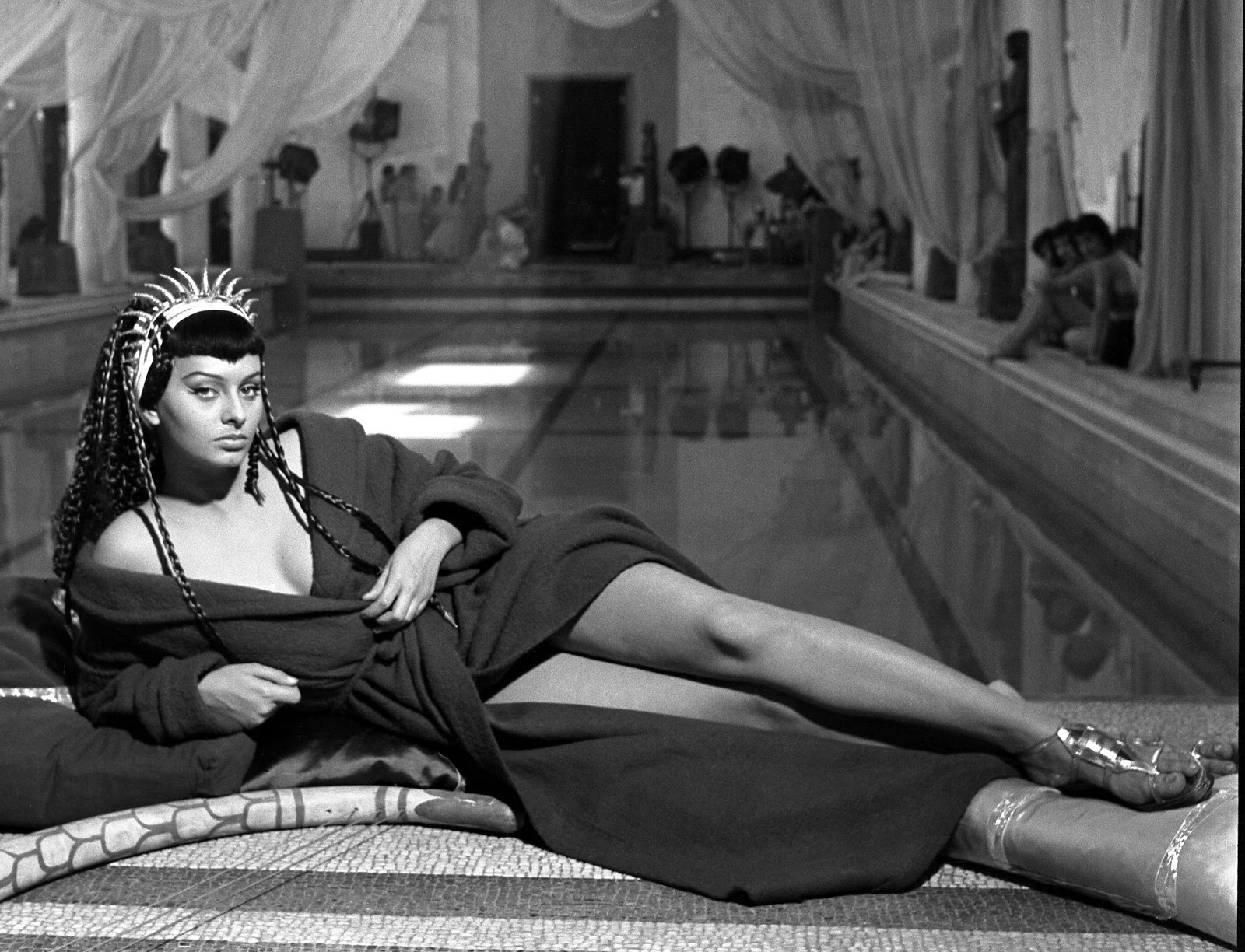 http://3.bp.blogspot.com/-Vi7Ekupr6F4/T2MWN3jv1mI/AAAAAAAAKqs/z0jI2P_Hqt8/s1600/sophia-loren-due-notti-con-cleopatra-1953-04.jpg