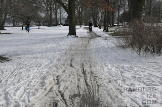 © hamburgize.com / Stefan Warda - "Geräumter Radweg"