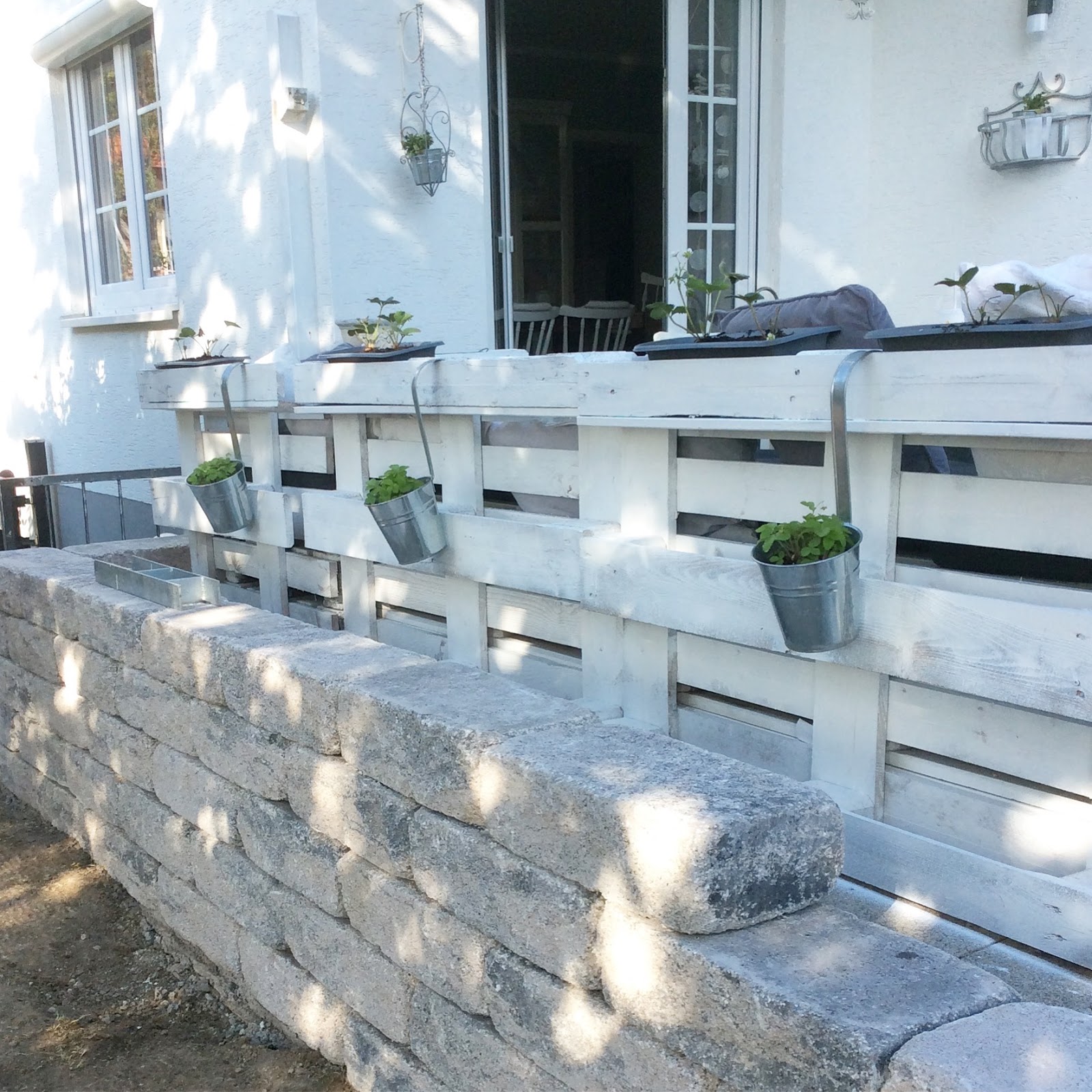 Glucksfeder Es Gibt Immer Was Zu Tun So Haben Wir Unsere Terrassenmauer Samt Pergola Gebaut