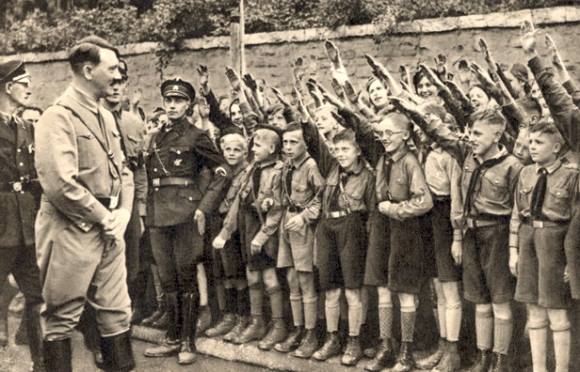 Nhìn lại thủ đoạn tẩy não trẻ em của Hitler để hiểu về các chế độ cực quyền