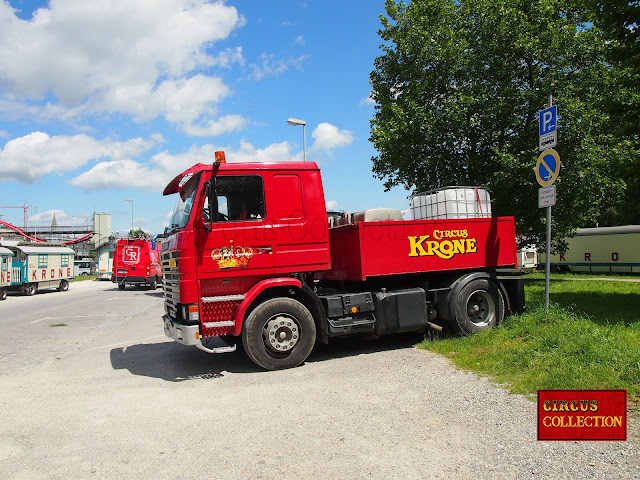 Camion Scania rouge du cirque Krone